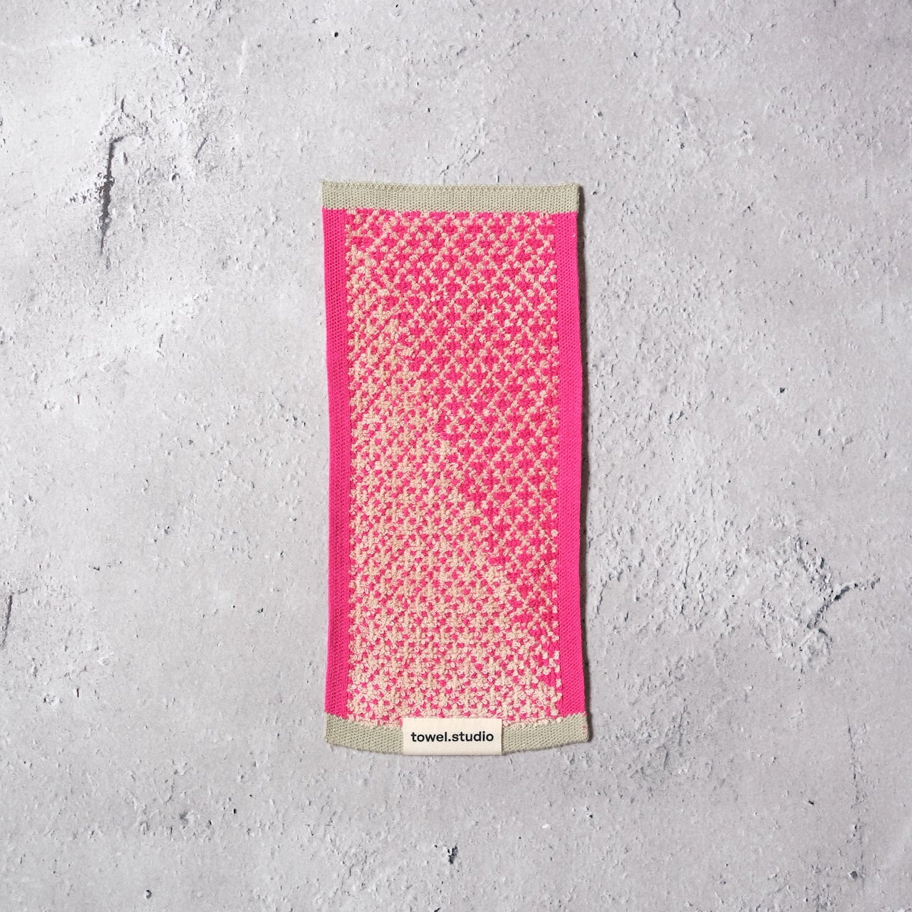 *11/1 21:00 発売開始 <towel.studio × aova> DIAGONAL POCKET TOWEL(Raspberry)|ポケットタオル