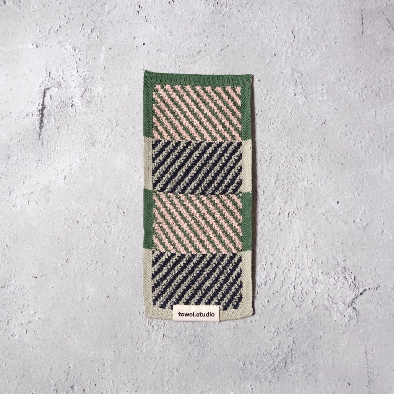 *11/1 21:00 発売開始 <towel.studio × aova> ZIGZAG POCKET TOWEL(Grassland)|ポケットタオル